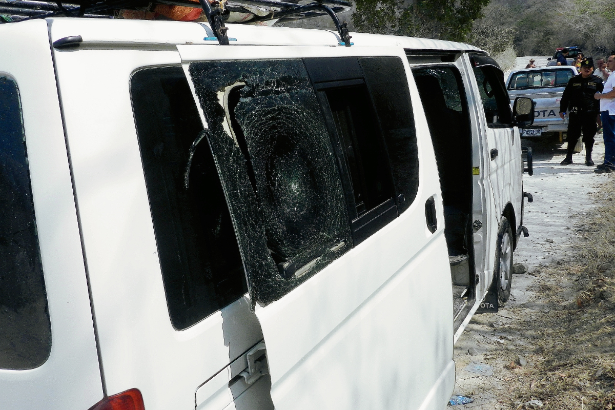 Hombres armados atacaron el microbús en el que viajaba un grupo de personas de la aldea El Naranjo, El Progreso. (Foto Prensa Libre: Hugo Oliva)