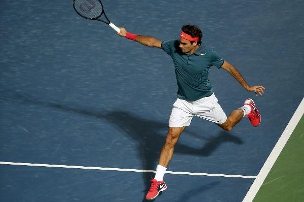 El tenista Roger Federer disputa un partido contra Benjamín Becker en el ATP de Dubái. (Foto Prensa Libre: AFP)