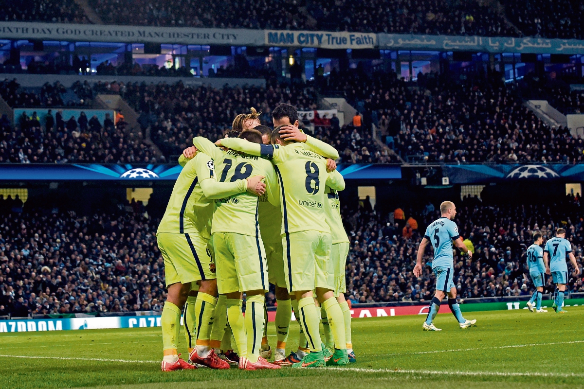 Los jugadores del Barcelona celebran el segundo gol conseguido por el uruguayo Luis Suárez. (Foto Prensa Libre: AFP)