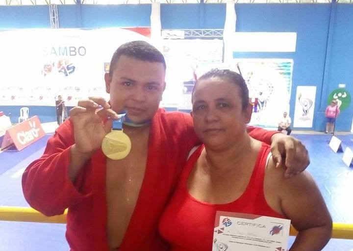 El atleta nicaragüense junto a su mama. (Foto Prensa Libre: Tomado de internet)