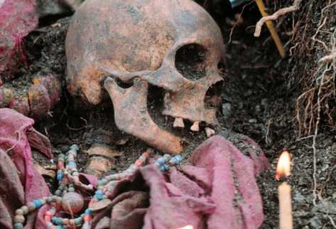 Exhumación de osamentas en Quiché, donde localizaron pertenencias de víctimas del conflicto armado. (Foto Prensa Libre: Archivo)