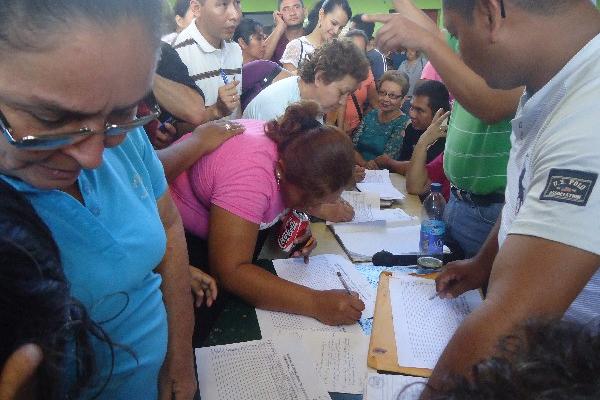 Maestros firman el acta de asistencia  a la asamblea convocada por el Steg, en Chiquimula.