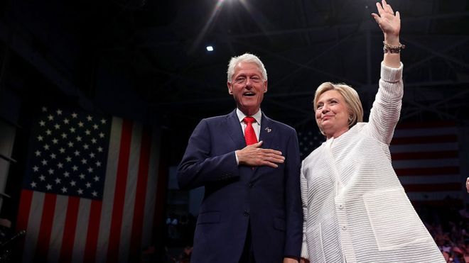 Bill y Hillary Clinton llevan décadas en el reflector público. GETTY IMAGES
