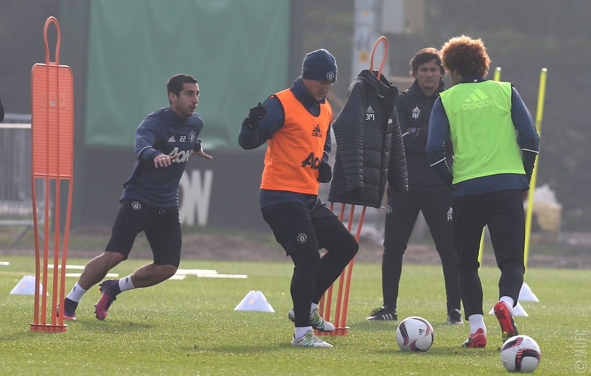 Bastian Schweinsteiger en el entrenamiento de este lunes con el Manchester United. (Foto Prensa Libre: Twitter Manchester United)