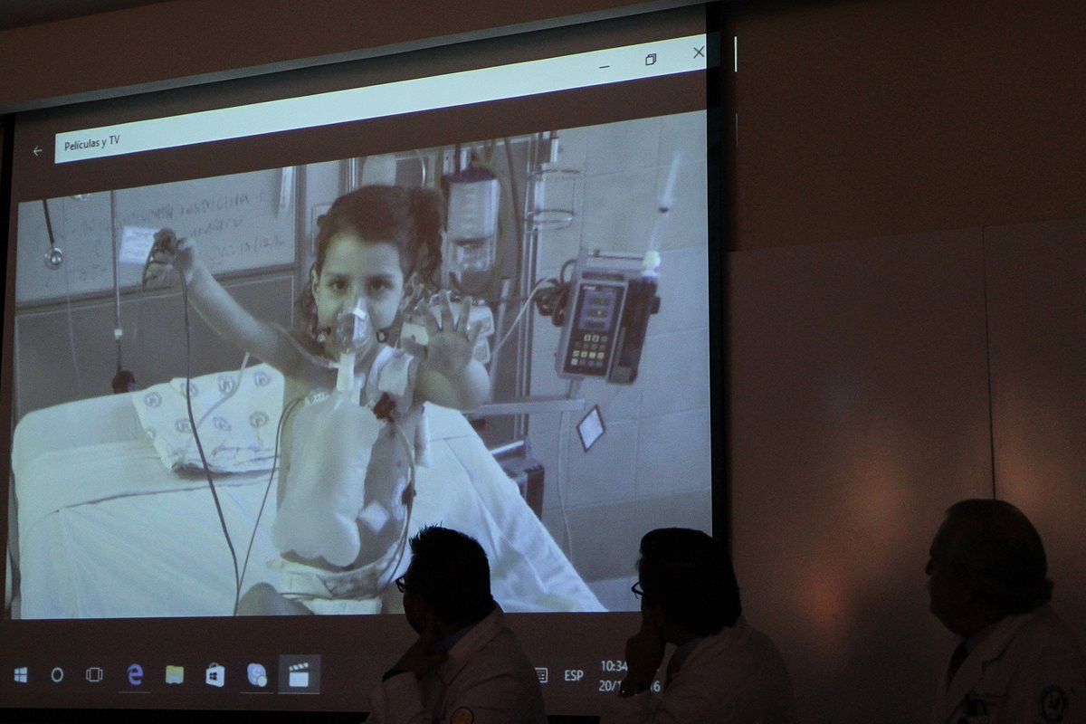 Vista de una pantalla donde se observa a la niña Dafne Garcia, después de una intervención de trasplante de corazón. (Foto Prensa Libre: EFE).