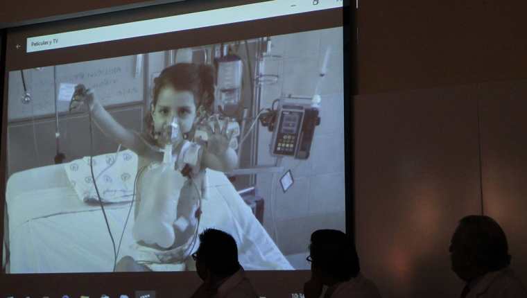 Vista de una pantalla donde se observa a la niña Dafne Garcia, después de una intervención de trasplante de corazón. (Foto Prensa Libre: EFE).