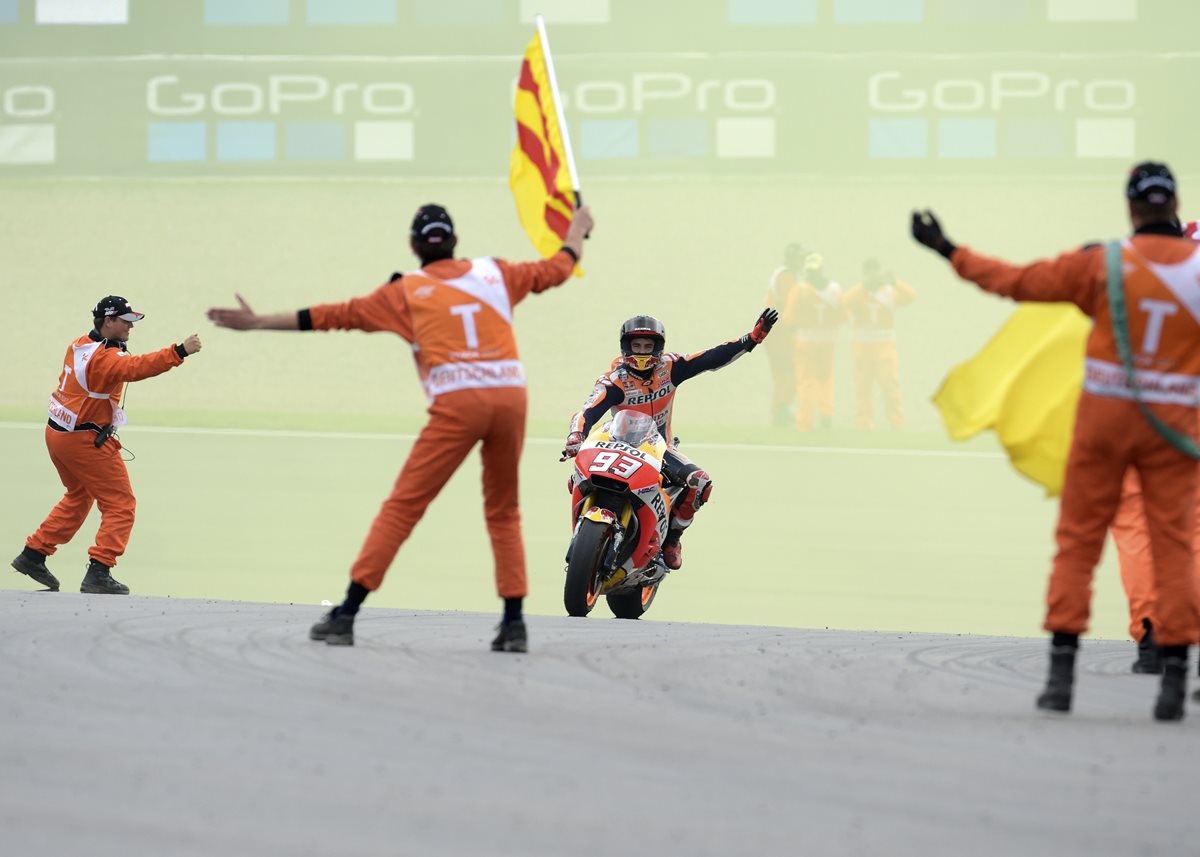 Marc Márquez levanta la mano en señal de triunfo al llegar en primer lugar a la meta en el GP de Alemania. (Foto Prensa Libre: AP)