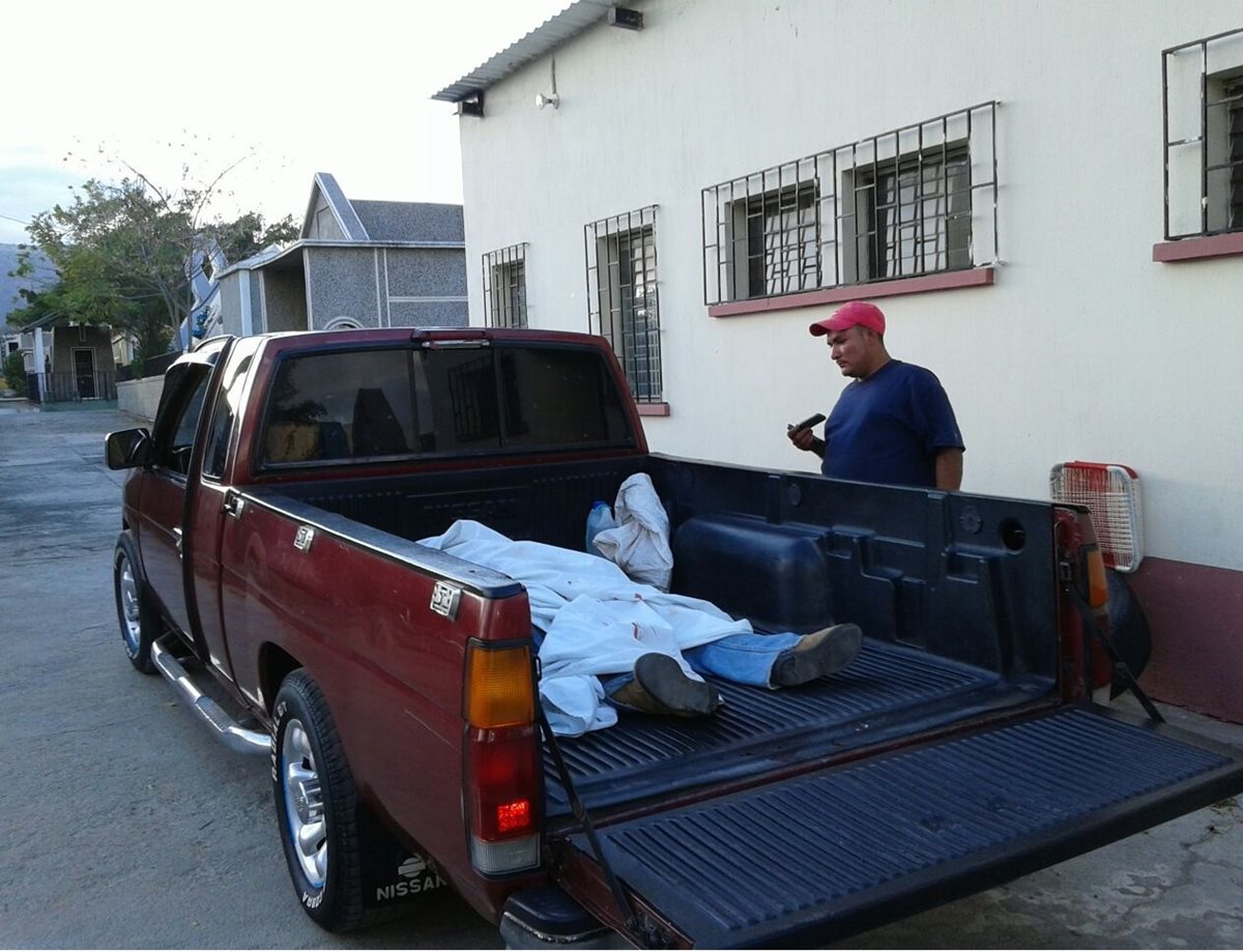 El cadáver es trasladado en un picop particular frente a la morgue del Instituto Nacional de Ciencias Forenses de Chiquimula. (Foto Prensa Libre: Edwin Paxtor)