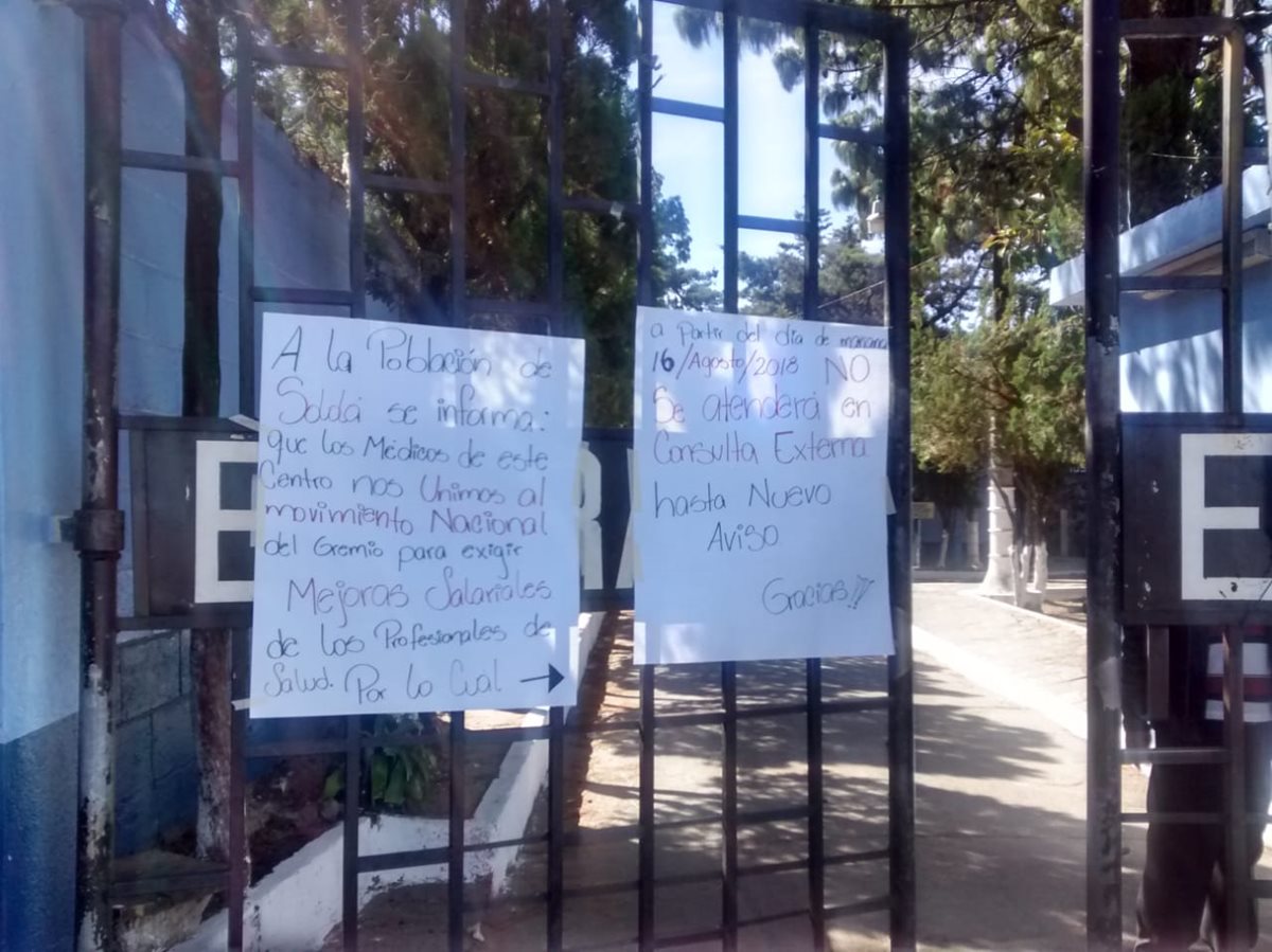 En un centro de salud de Sololá, se colocaron estos carteles que anuncian la restricción del servicio. (Foto Prensa Libre: Cortesía)