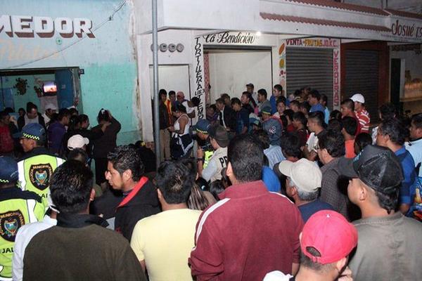 Vecinos observan el cadáver de Édgar Leonel Jiménez, quien murió en la ciudad de Jalapa. (Foto Prensa Libre: Hugo Oliva)