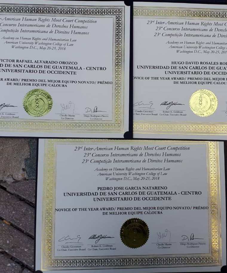 Los estudiantes de Derecho recibieron un reconocimiento cada uno. (Foto Prensa Libre: Cortesía)