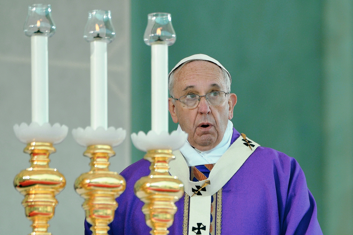 El papa Francisco participa en la missa en Nápoles, Italia.  (Foto Prensa Libre:AFP)