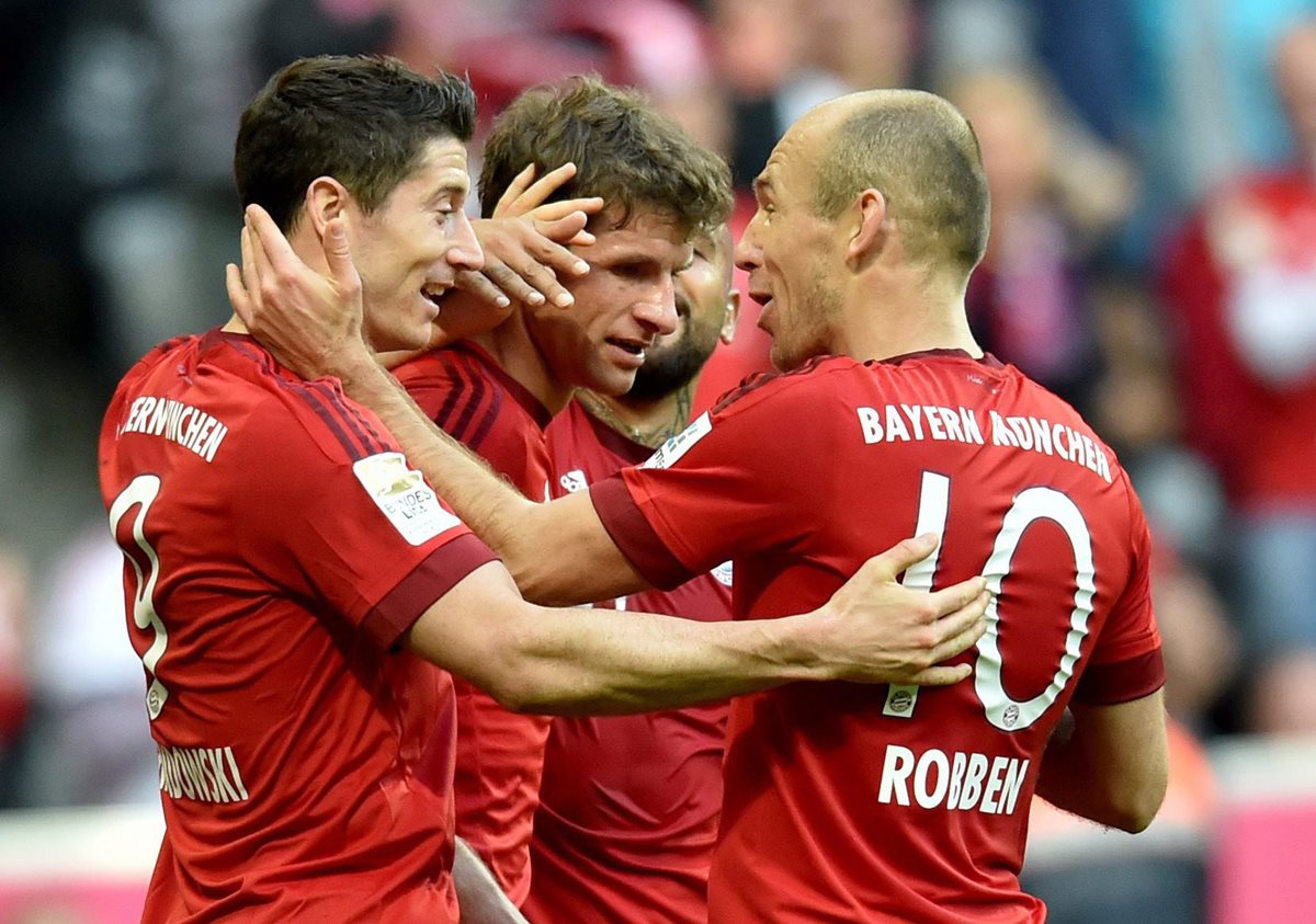 Lewandoski, Muller y Robben celebran uno de los goles de esta mañana. (Foto Prensa Libre: EFE)