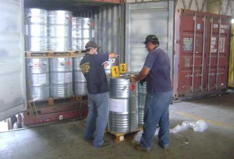 Agentes fiscales recogen evidencias en los toneles que contienen precursores y se  incautaron en el puerto Santo Tomás de Castilla.