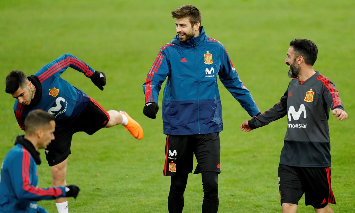 Gerard Piqué junto a Marco Asensio durante el entrenamiento de la Selección de España en Düsseldorf, Alemania. (Foto Prensa Libre: EFE)