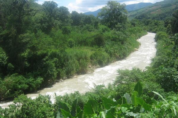 Río Polochic es uno de los afluentes que amenazan con salirse de su cauce. (Foto Prensa Libre: Martín Tax)<br _mce_bogus="1"/>