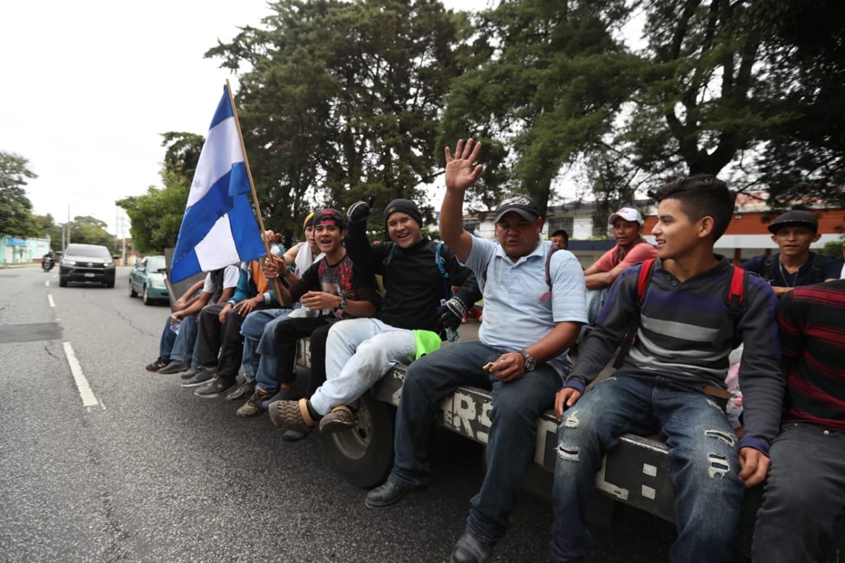 Los hondureños se movilizan en grupos dispersos hasta la frontera con México. (Foto Prensa Libre: Óscar Rivas)