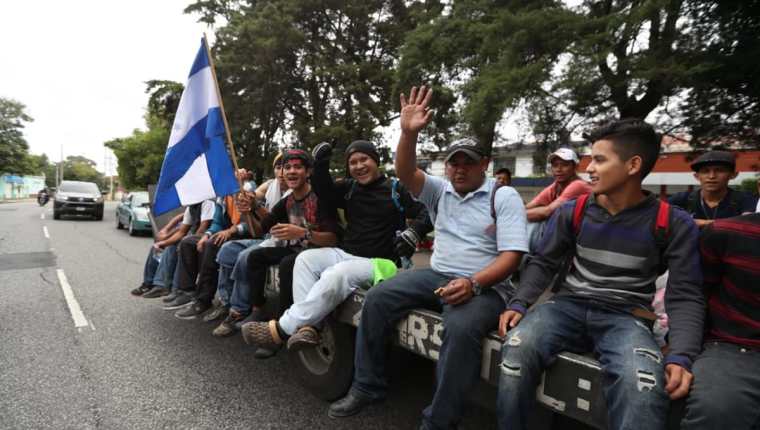 Los hondureños se movilizan en grupos dispersos hasta la frontera con México. (Foto Prensa Libre: Óscar Rivas)