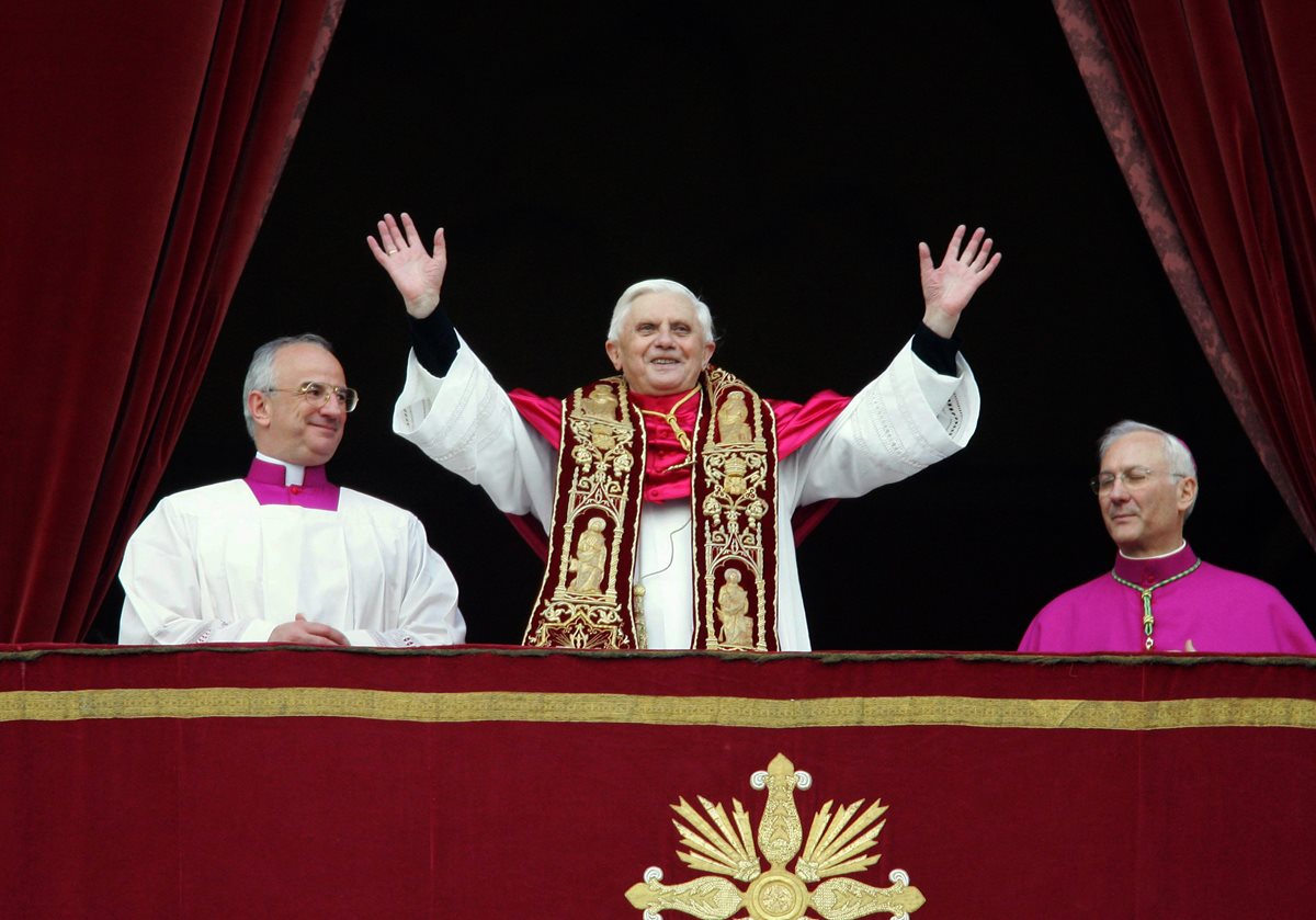 Benedicto XVI saluda desde el balcón de la Basílica de San Pedro al ser presentado como nuevo Pontífice. (Foto: AFP)