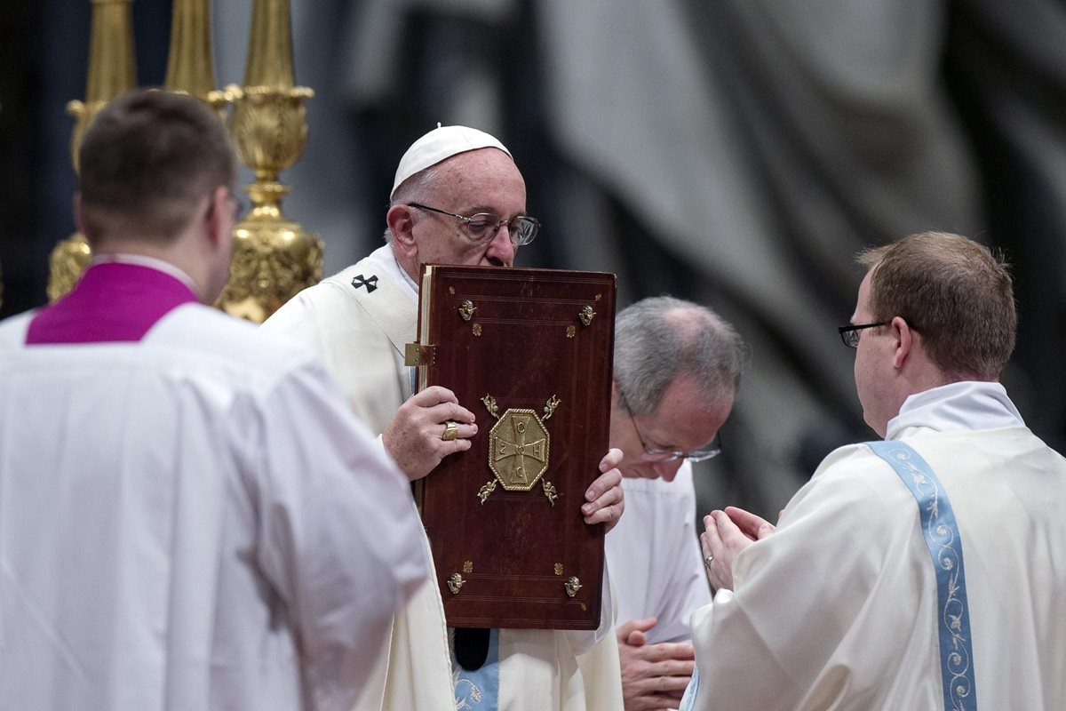 Papa celebra la solemne misa de Año Nuevo en el Vaticano. (Foto Prensa Libre: EFE)