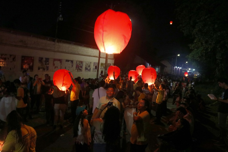 Familias de Retalhuleu participan en la elevación de globos luminosos de paperl para pedir deseos para el próximo año. (Foto Prensa Libre: Rolando Miranda)