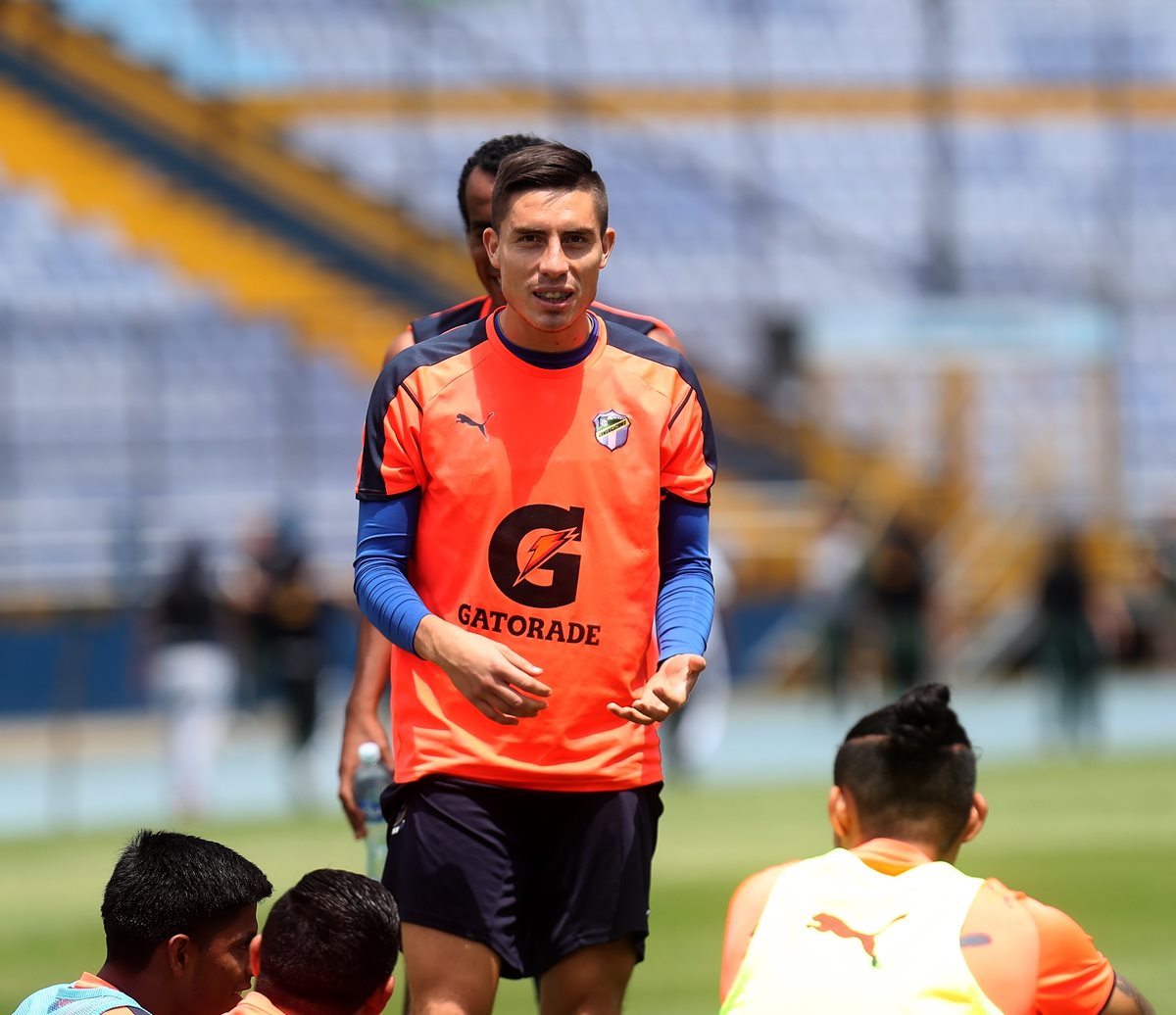 Elías Enoc Vásquez apunta a la titularidad en Comunicaciones el clásico de mañana contra Municipal. (Foto Prensa Libre: Carlos Vicente)