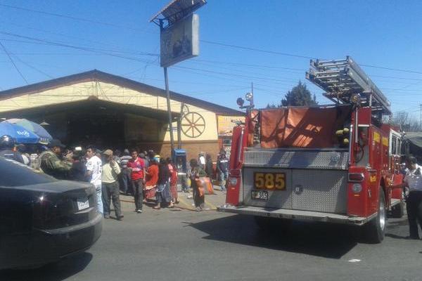 Bomberos Voluntarios controlan incendio en restaurante del mercado Minerva, zona 3 de Quetzaltenango. (Foto Prensa Libre: Carlos Ventura)<br _mce_bogus="1"/>