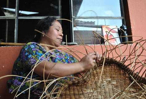 En el  tejido con mimbre se debe tener mucho cuidado para que no se dañe, tal como lo hace Marta Olegaria Oxlaj, originaria de Chimaltenango.