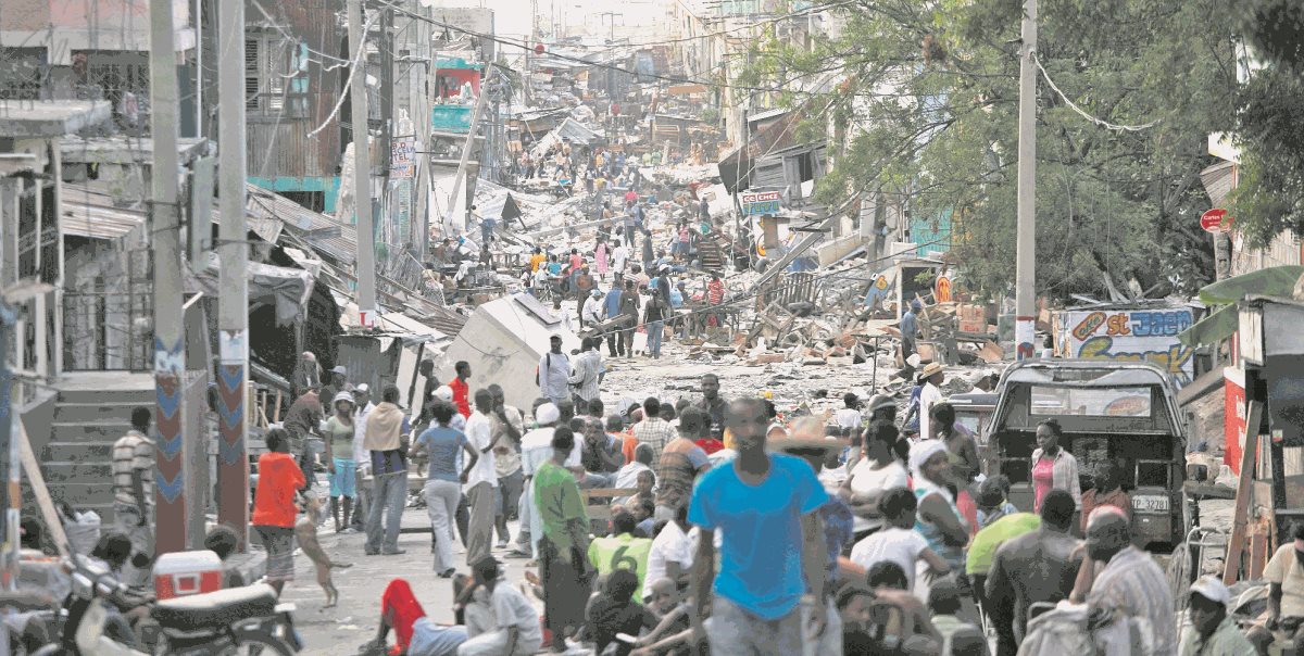 Escombros en una calle de Puerto Príncipe Haití muestra la magnitud del terremoto ocurrido el 12/1/2010. (Foto: The New York Times)