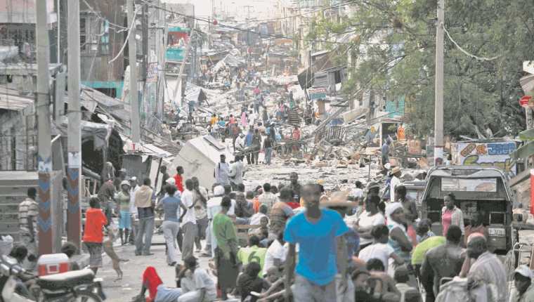Escombros en una calle de Puerto Príncipe Haití muestra la magnitud del terremoto ocurrido el 12/1/2010. (Foto: The New York Times)