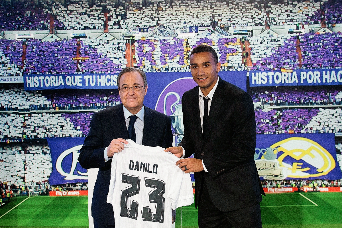 Florentino Pérez y Danilo posan para las cámara en la presentación oficial del brasileño con el Real Madrid. (Foto Prensa Libre: AP)