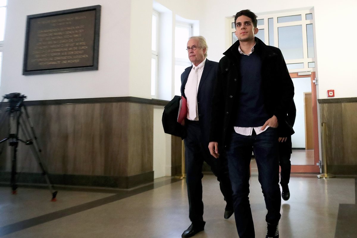 El futbolista español Marc Bartra, del Borussia Dortmund, llega por el juicio que se sigue contra Sergej W., de 28 años, por el atentado contra el autobús del equipo alemán en Dortmund. (Foto Prensa Libre: EFE)