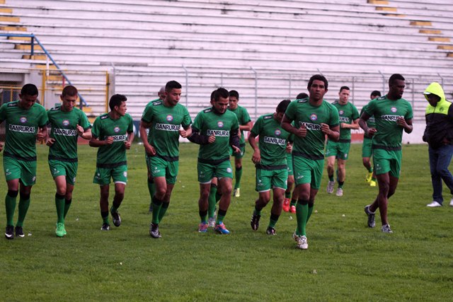 Los jugadores quetzaltecos, durante su entrenamiento de hoy. (Foto Prensa Libre: Carlos Ventura)