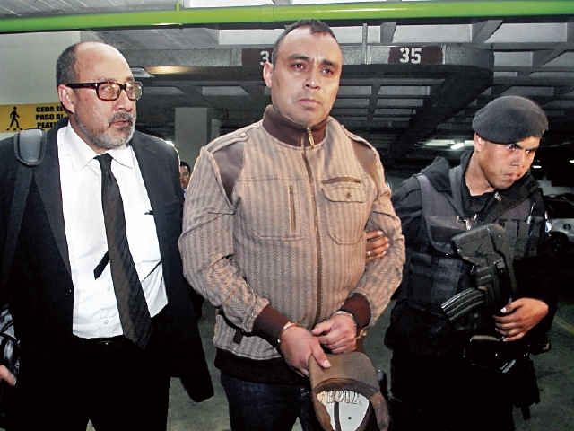Byron Lima, al centro, acompañado de su abogado, Moisés Galindo, en Tribunales. (Foto Prensa Libre: Hemeroteca PL)