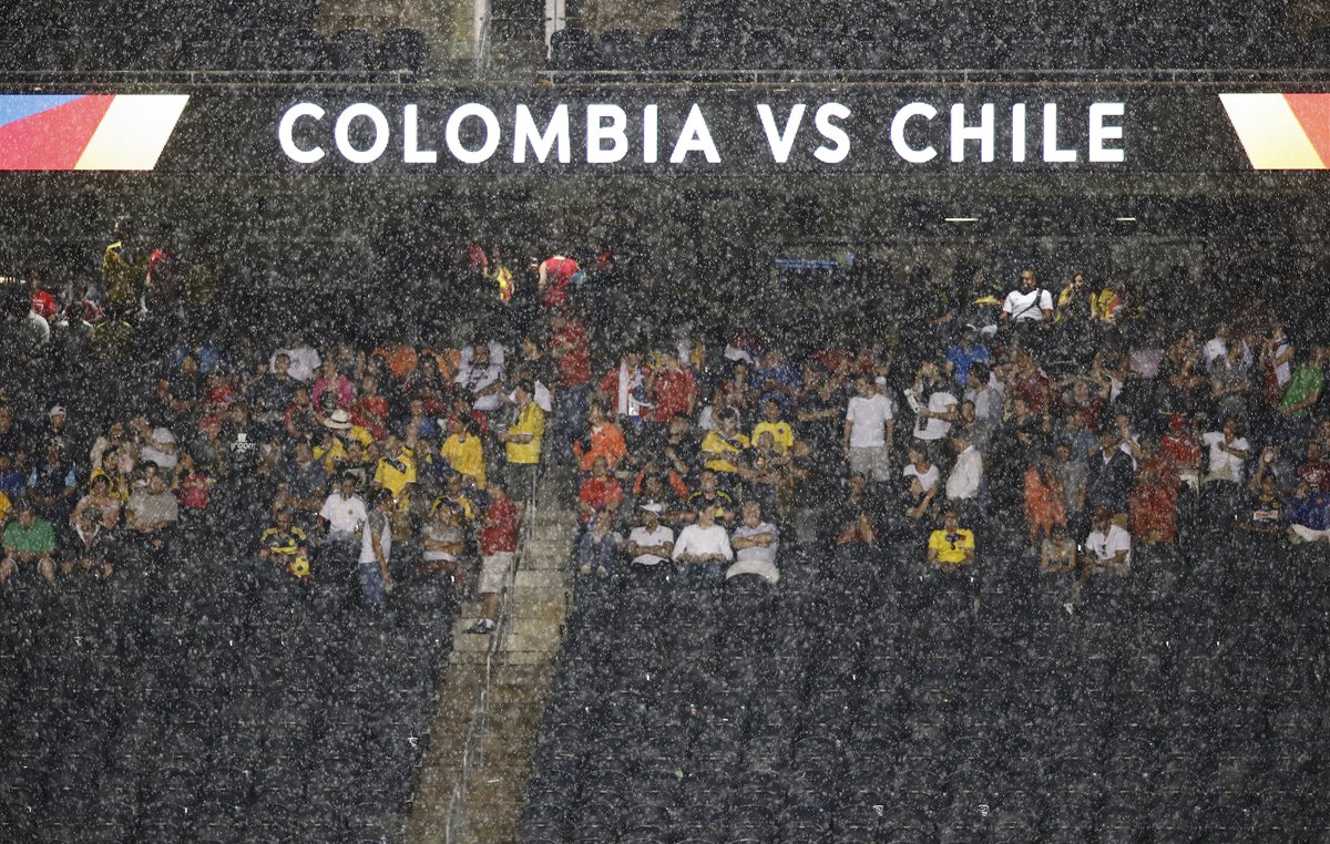La tormenta obligó a suspender provisionalmente el juego. (Foto Prensa Libre: AFP)