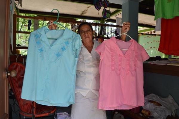 Floridalma Zeceña muestra blusas típicas de la región oriental, que ella confecciona. (Foto Prensa Libre: Víctor Gómez)