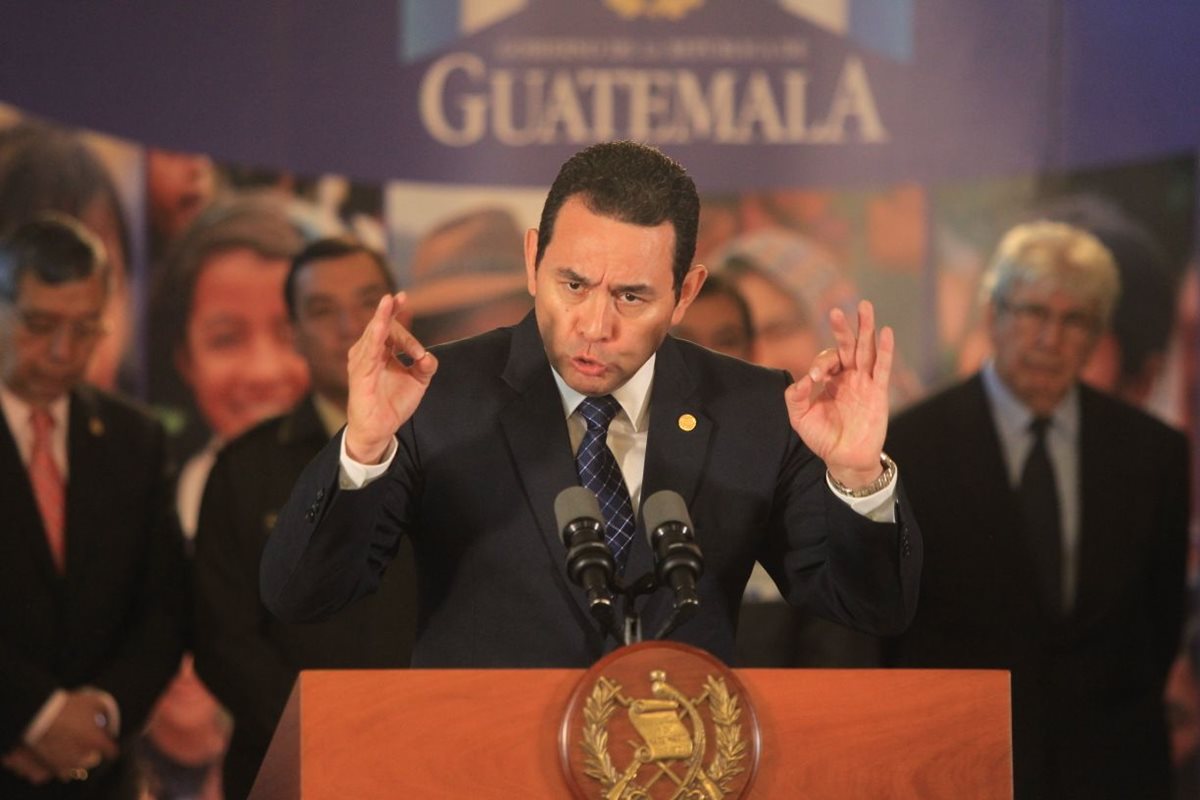 El presidente Jimmy Morales condenó lo ocurrido en el Hospital Roosevelt durante una conferencia de prensa en el Palacio Nacional de la Cultura. (Foto Prensa Libre: Esbin García)