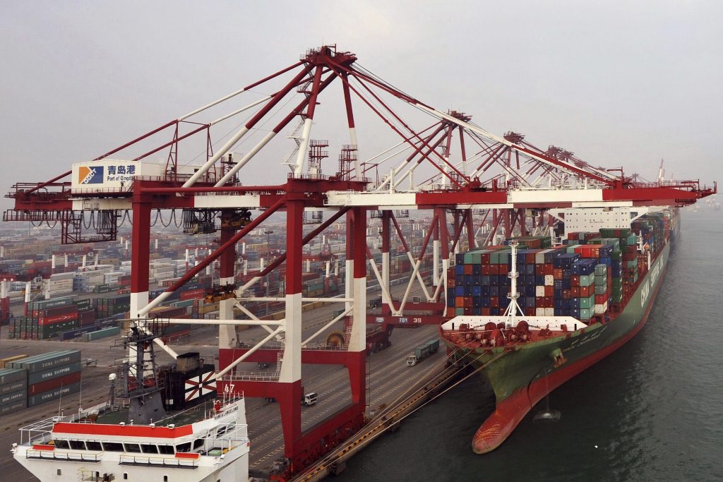 Un portacontenedores de China. Según la OCDE la baja en ese país afectó la economía mundial. (Foto Prensa Libre: EFE)