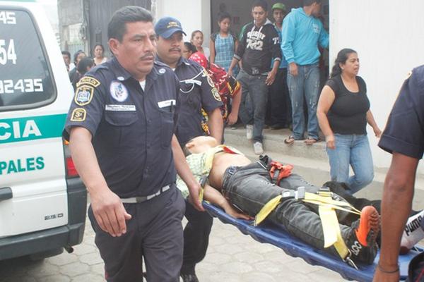Brandon Gadiel Martínez Teret fue trasladado al Hospital Nacional de Chimaltenango. (Foto Prensa Libre: Víctor Chamalé).