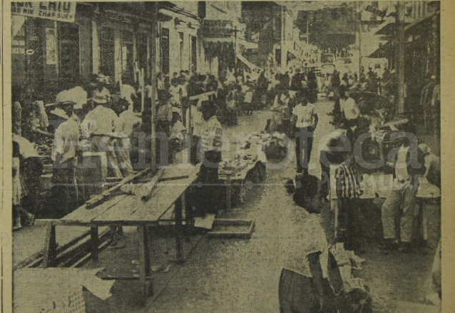 Centenares de vendedores ambulantes arman sus puestos en la quinta avenida entre 15 y 18 calles de la zona 1 en diciembre de 1961. (Foto. Hemeroteca PL)