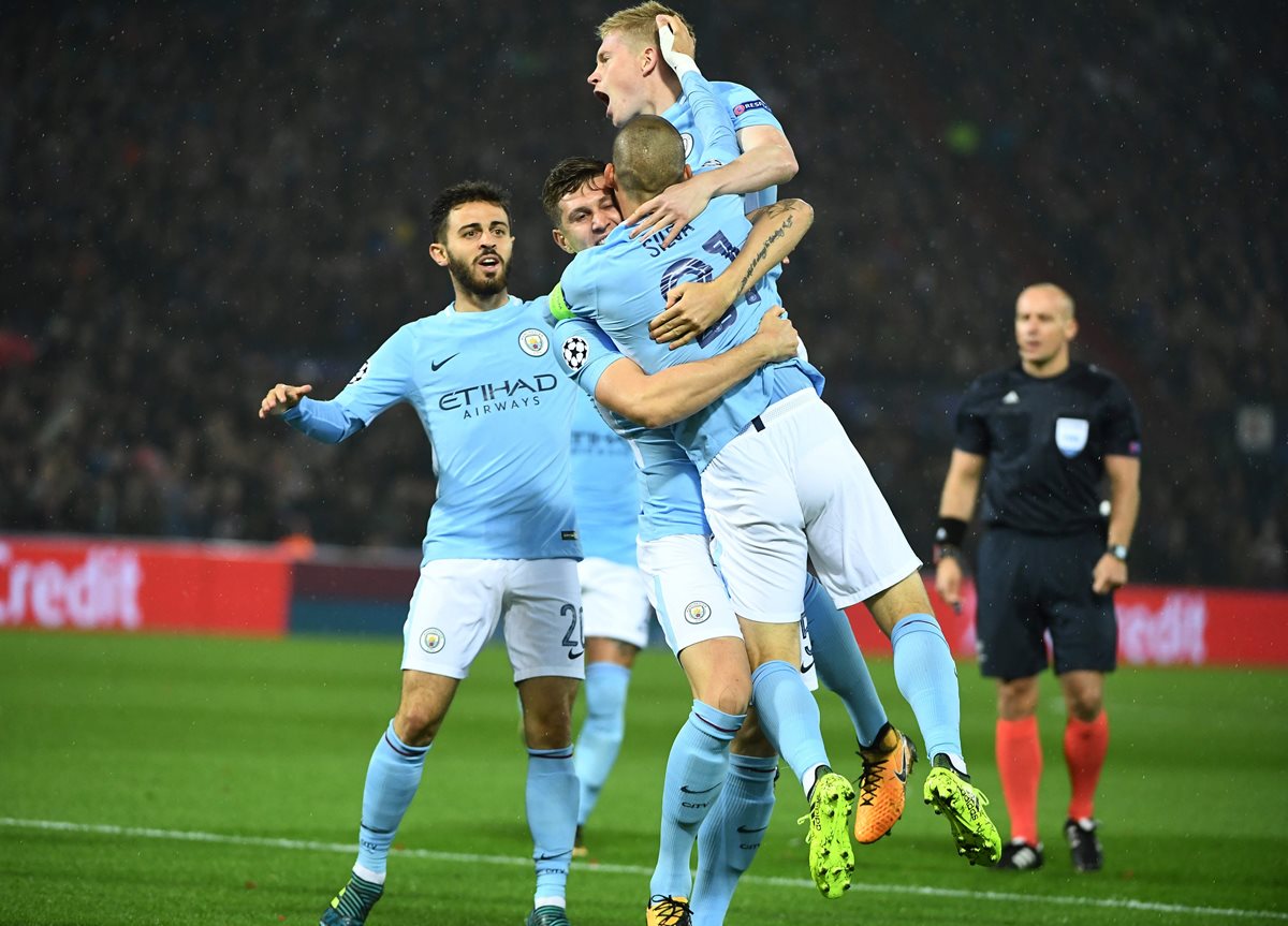 John Stones festeja con sus compañeros luego de una de sus anotaciones frente al Feyenoord, en la primera fecha de la Champions League. (Foto Prensa Libre: AFP)