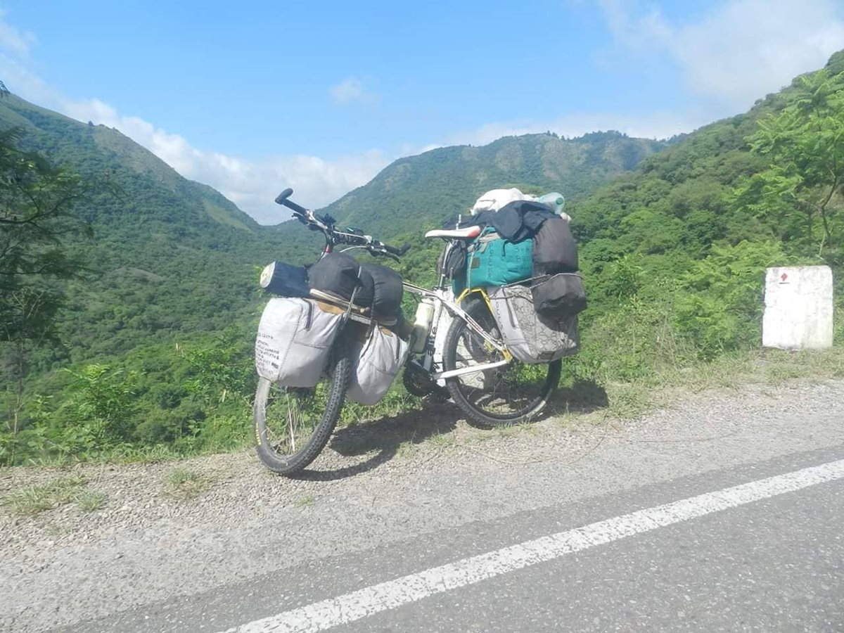 Viajero pide que le devuelvan esta bicicleta, valorada en unos Q5 mil, que le fue robada en Patulul, Suchitepéquez. (Foto Prensa Libre: Cristian Icó Soto)