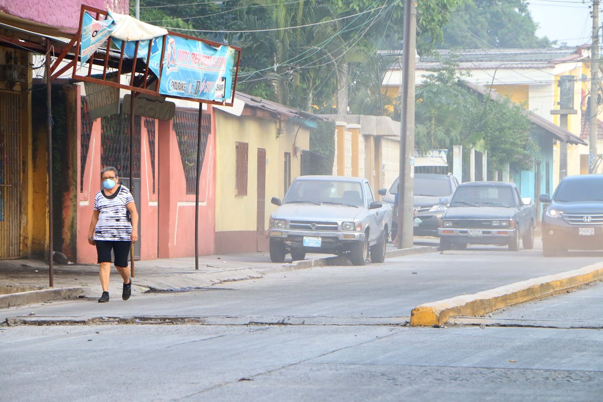 Una de las calles de la cabecera de Retalhuleu donde ha caído ceniza lanzada por el Volcán Santiaguito. (Foto Prensa Libre: Rolando Miranda)