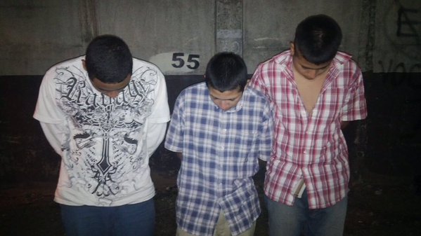 Tres adolescentes fueron detenidos sindicados de atacar al piloto de un Transurbano. (Foto Prensa Libre: PNC)