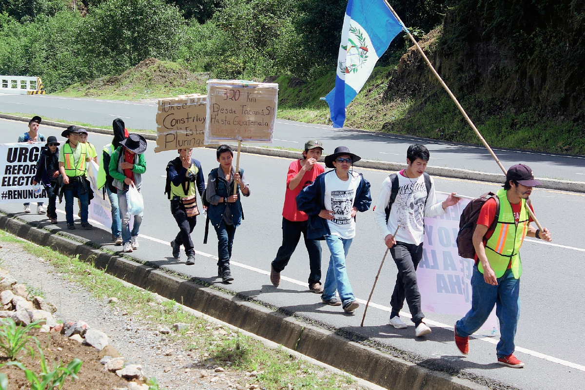 Caminantes en su recorrido entre Nahualá, Sololá, y Tecpán Guatemala, Chimaltenango. (Foto Prensa Libre: Ángel Julajuj)
