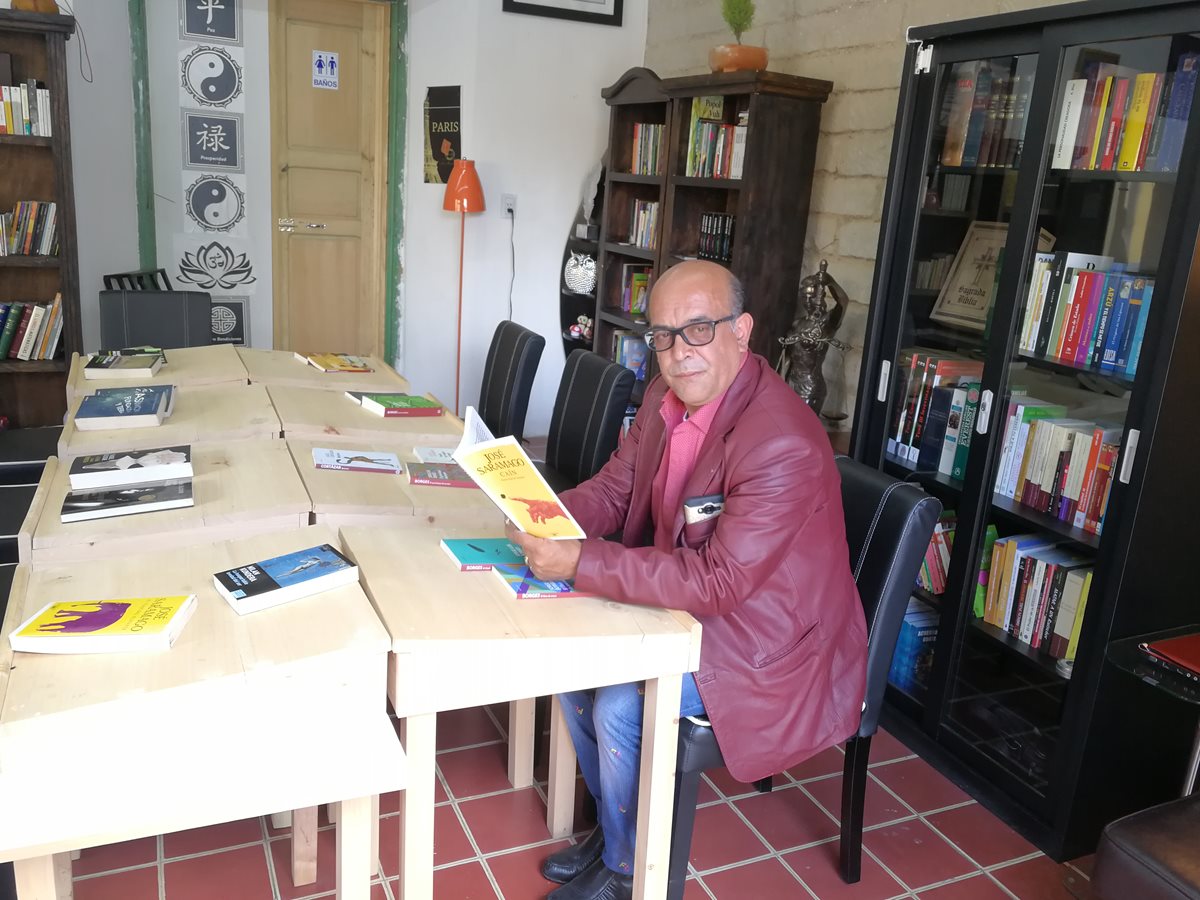 Sergio Javier Iriarte Saavedra tuvo la idea de colocar una biblioteca café en Quetzaltenango, indica que no busca obtener ganancias, solo promover la lectura. (Foto Prensa Libre: Fred Rivera)