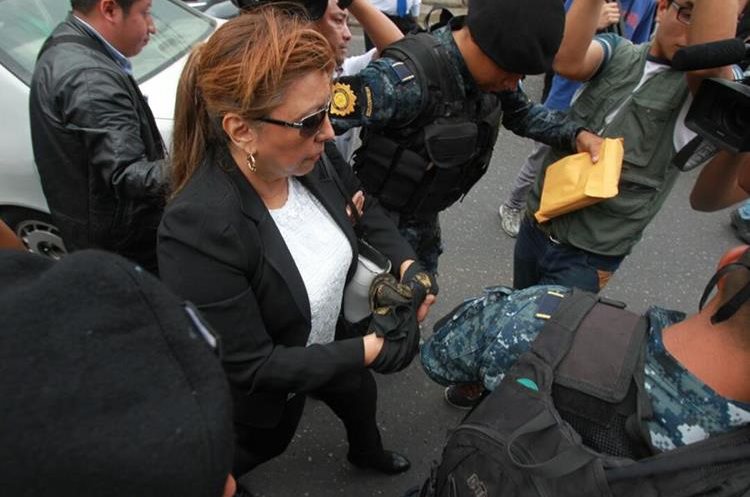 Anabella de León, el jueves, cuando fue trasladada a la Torre de Tribunales (Foto Prensa Libre: Hemeroteca PL)