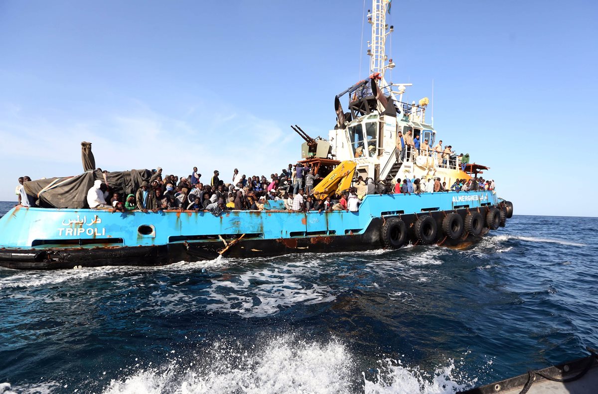 Inmigrantes son socorridos en alta mar por las autoridades costeras de Italia. (Foto Prensa Libre: AFP).