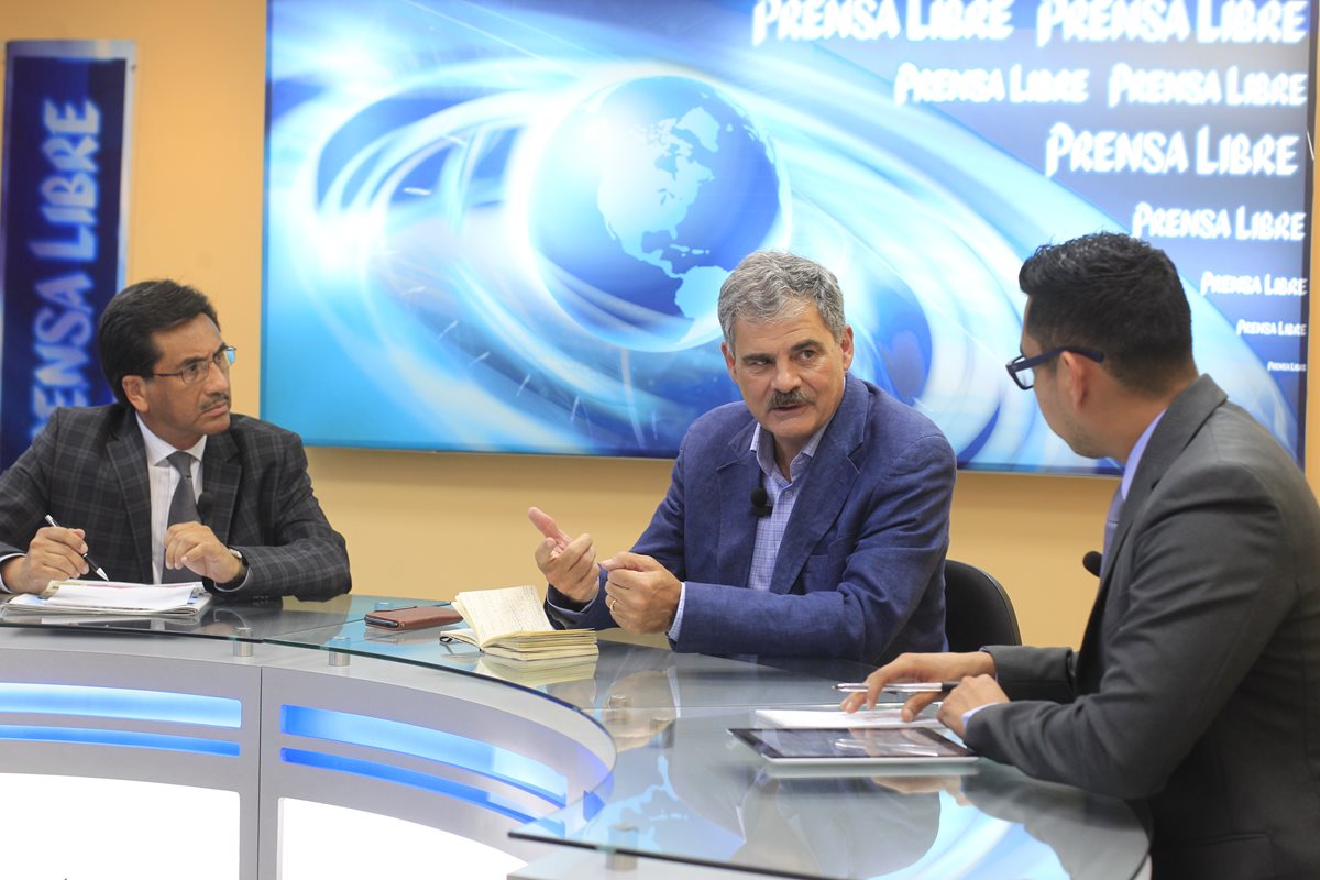Juan Alberto Fuentes Knight conversa con los periodistas Carlos Tárano y Ben Kei Chin en el Diálogo Libre. (Foto Prensa Libre: E. Bercián)