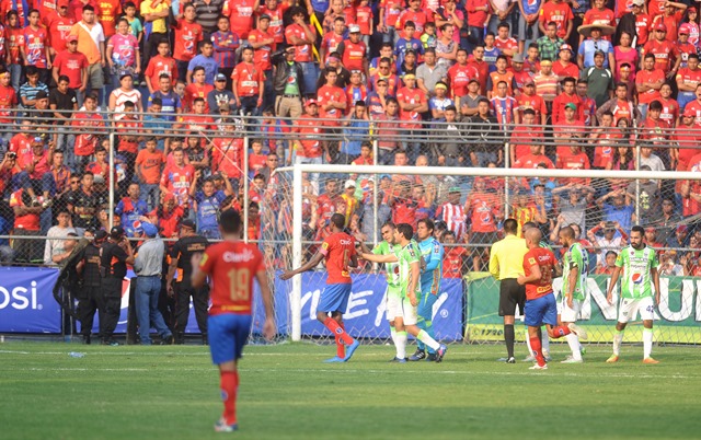 Debido a los objetos lanzados por aficionados rojos, durante el partido entre Municipal y Antigua en el estadio El Trébol. (Foto Prensa Libre: Hemeroteca PL)